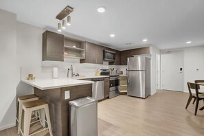 ثلاجة، ميكروويف، فرن، موقد طهي مسطح