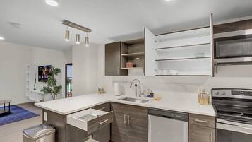 Kjøleskap, mikrobølgeovn, ovn og kokeplater