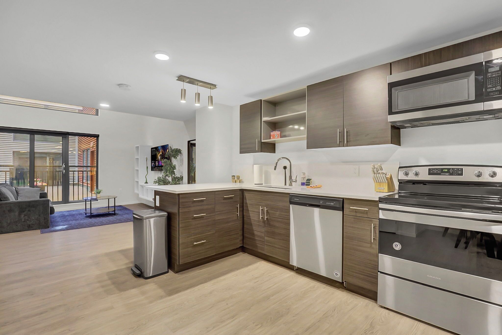 冰箱、微波炉、烤箱、炉灶