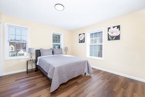 3 bedrooms, iron/ironing board, internet, bed sheets