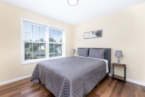 3 bedrooms, iron/ironing board, internet, bed sheets