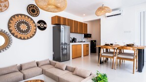 Una cucina moderna con frigorifero, forno a microonde e zona pranzo.
