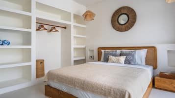 Huvila, yksityinen uima-allas, näköala uima-altaalle | Tallelokero huoneessa, työpöytä