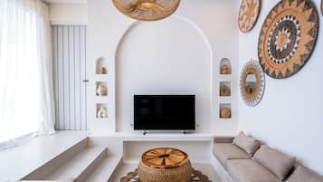 Huvila, yksityinen uima-allas, näköala uima-altaalle | Oleskelualue