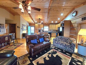 Téléviseur connecté, foyer, table de baby-foot, livres