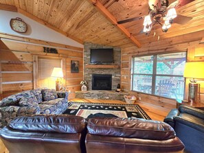 تلفزيون ذكي، مدفأة، كرة قدم الطاولة، كُتُب