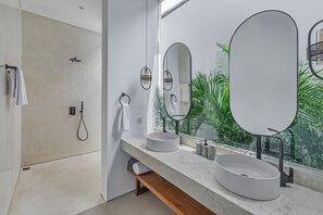 Haartrockner, Handtücher, Seife, Toilettenpapier