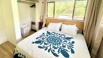 2 bedrooms, travel crib, internet, bed sheets