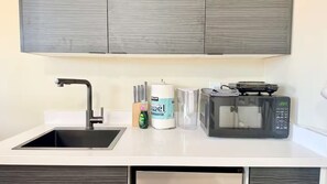 Een koelkast, een microgolfoven, een koffiezetapparaat/waterkoker
