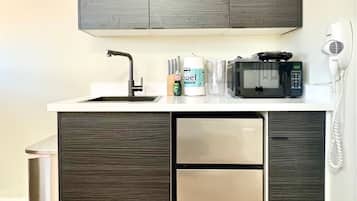 Kühlschrank, Mikrowelle, Wasserkocher mit Kaffee-/Teezubehör, Toaster