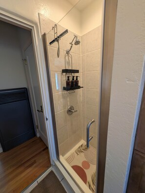 Douche, sĂšche-cheveux, serviettes fournies, savon
