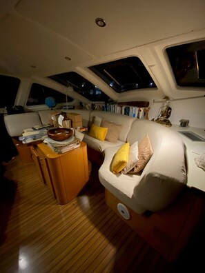 Interior - CATAMARAN SAILING CRUISE - TUAMOTU (Fakarava Atoll)