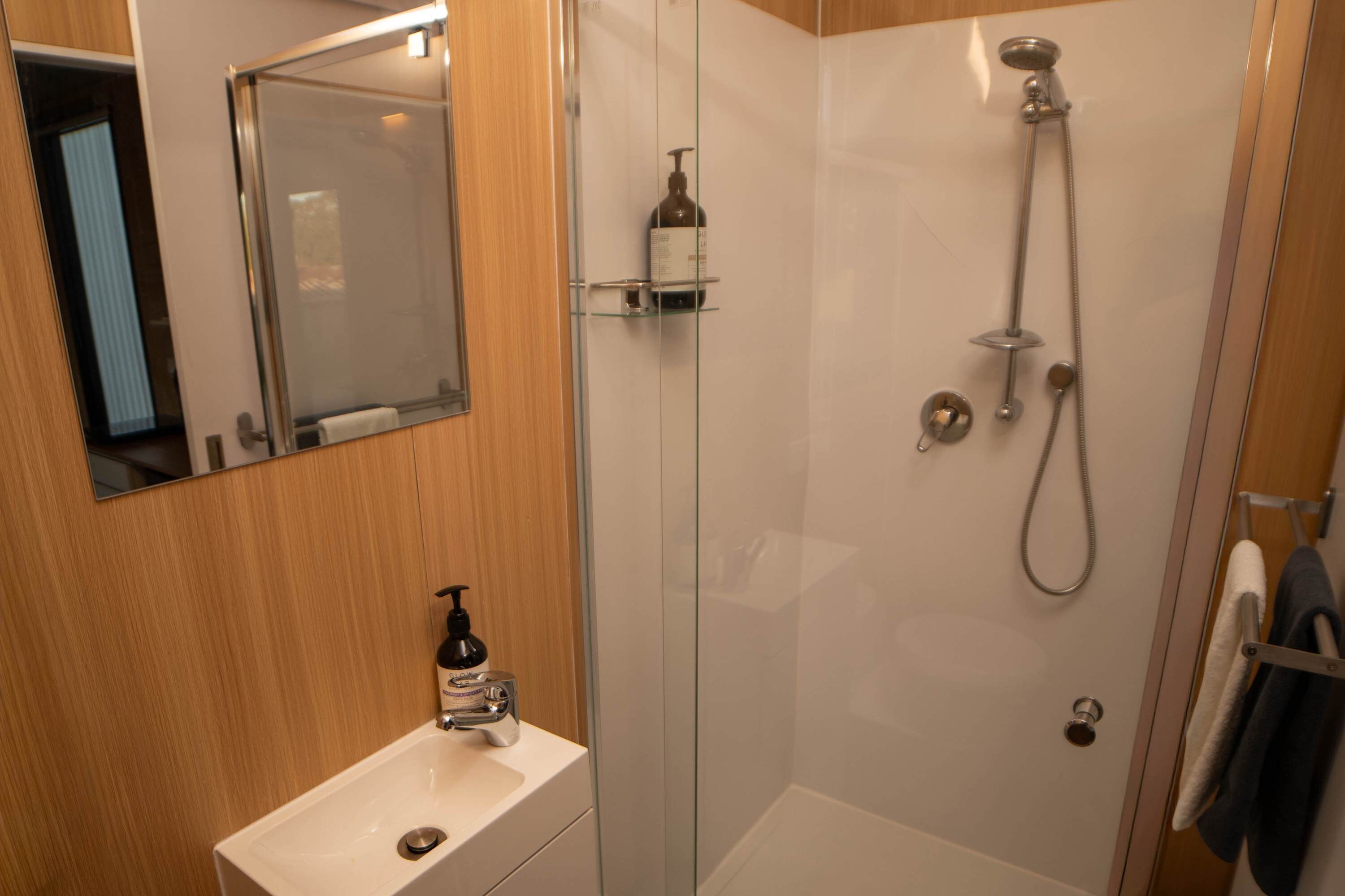 Regadera, secadora de cabello, toallas, shampoo 