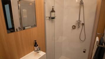 Regadera, secadora de cabello, toallas, shampoo