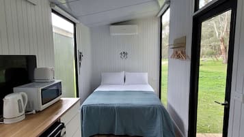 1 bedroom, bed sheets