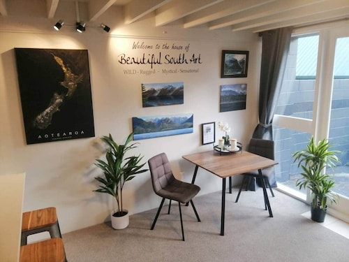 Kiwiana Art apartment , 2 bedroom near city and Queens Park