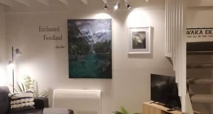 Kiwiana Art apartment , near city and Queens Park