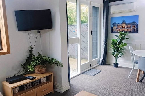 Invercargill Picture Apartment Full Bath + yard