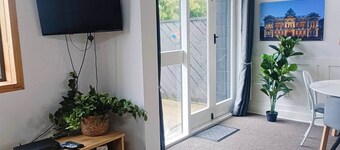 Invercargill Picture Apartment Full Bath + yard