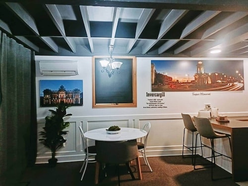 Invercargill Picture Apartment 2 bedroom Full Bath + yard