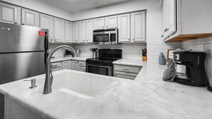 Réfrigérateur, four à micro-ondes, surface de cuisson, lave-vaisselle