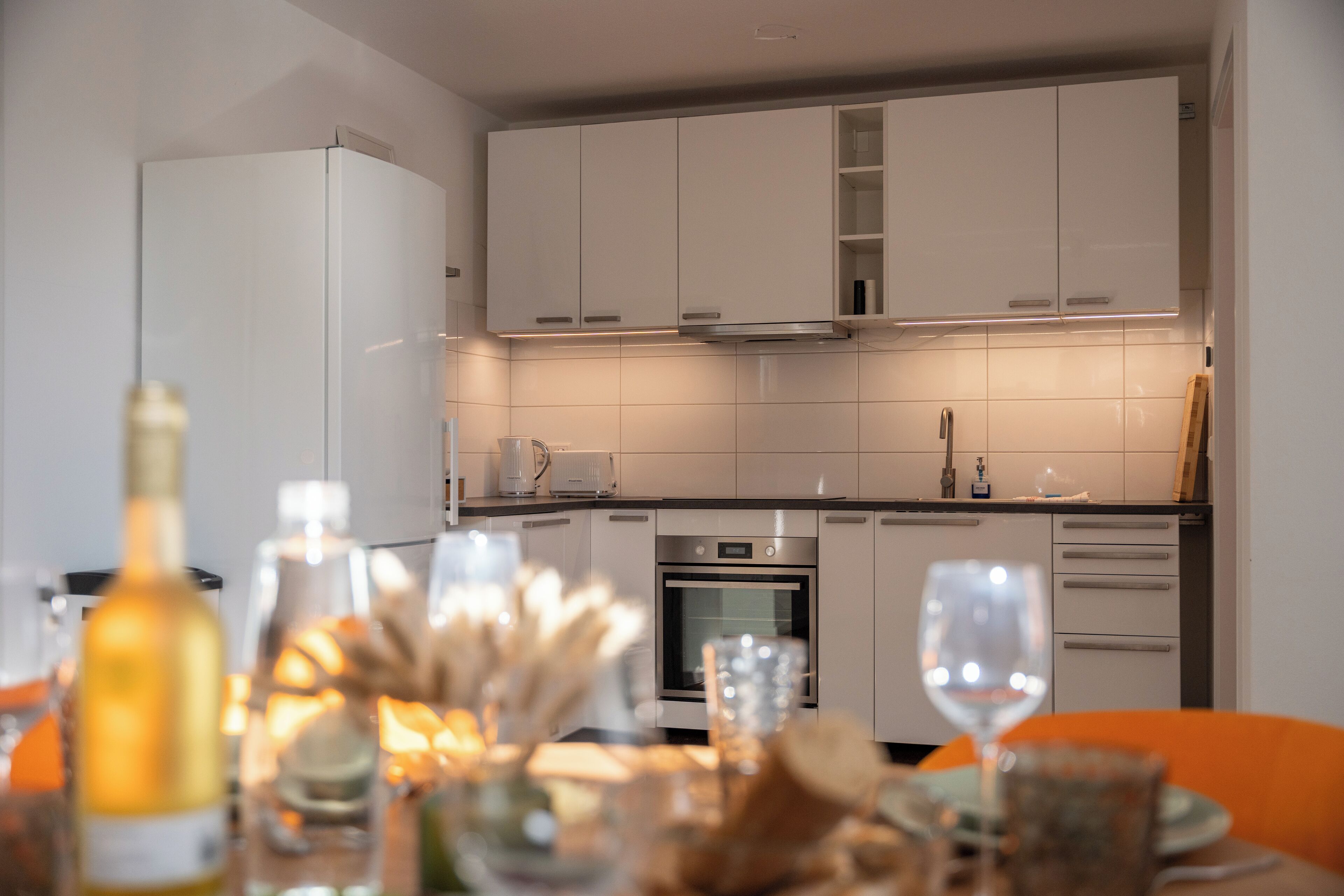 Refrigerador, microondas, placa de cocina, cafetera/tetera