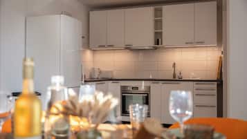 Kühlschrank, Mikrowelle, Herdplatte, Wasserkocher mit Kaffee-/Teezubehör