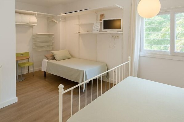 Cribs/infant beds