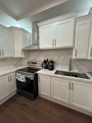 Microondas, horno, placa de cocina