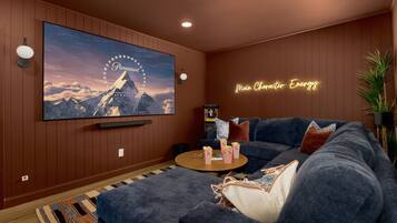 Televisor intel·ligent, videojocs, taula de tennis de taula i llibres