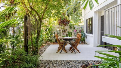 Sandy Toes - Port Douglas