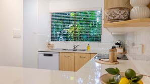 Fridge, microwave, oven, stovetop - Sandy Toes - Port Douglas (Port Douglas)