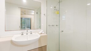 Shower, hair dryer, towels