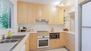 Refrigerador, microondas, horno, placa de cocina