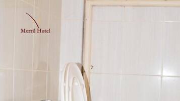 Een douche, gratis toiletartikelen, pantoffels, handdoeken