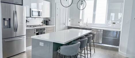 Refrigerador, microondas, horno, placa de cocina