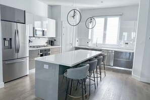 Réfrigérateur, four à micro-ondes, un four, surface de cuisson