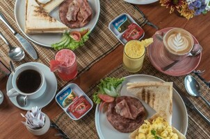 Café da manhã mediante uma taxa