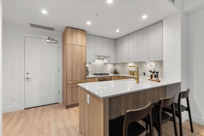 Four à micro-ondes, un four, surface de cuisson, lave-vaisselle