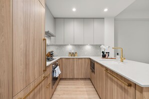 Four à micro-ondes, un four, surface de cuisson, lave-vaisselle