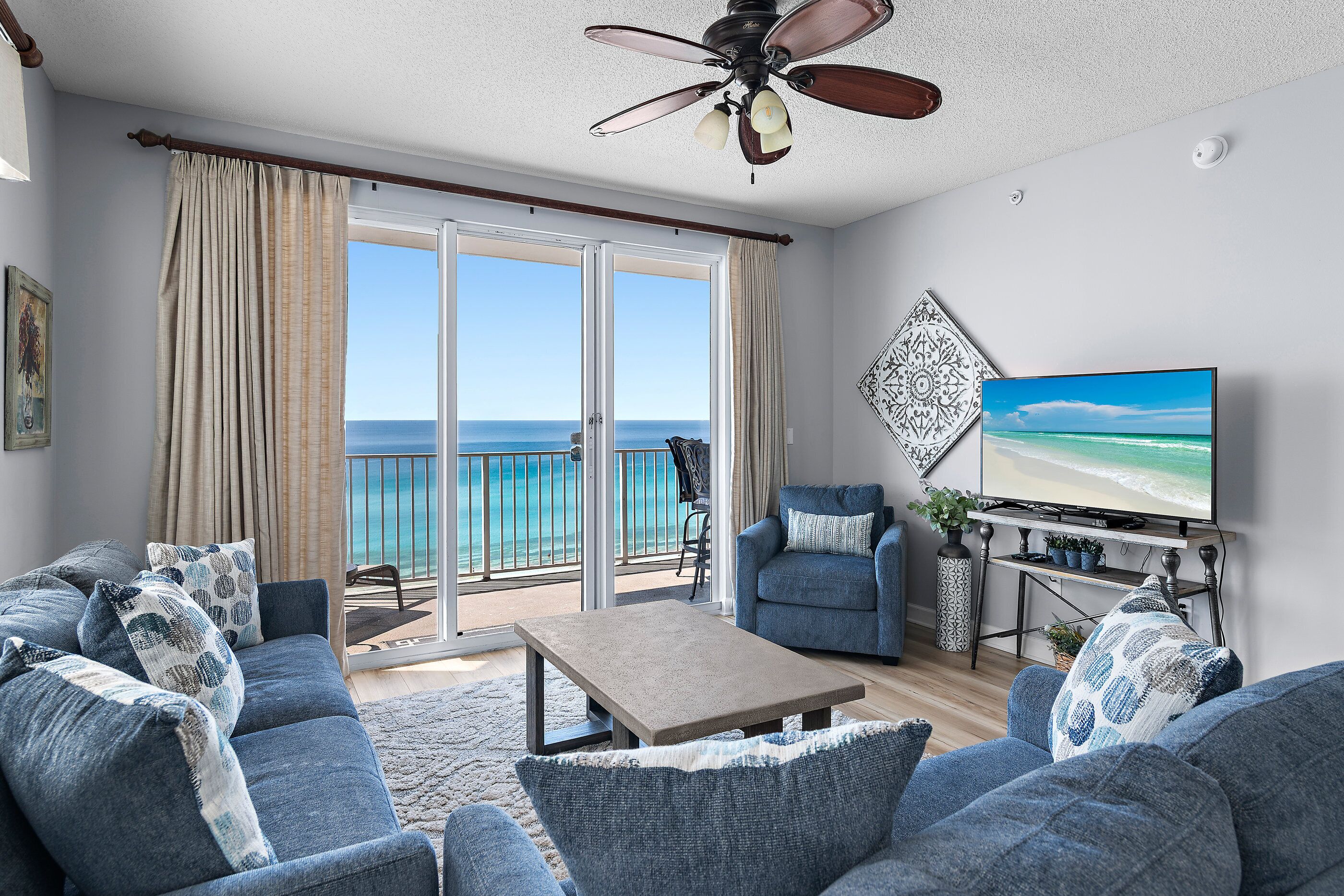 Smart TV, reproductor de DVD, libros y estéreo 