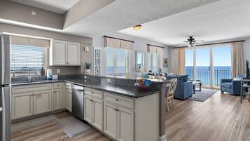 冷蔵庫、電子レンジ、オーブン、コンロ