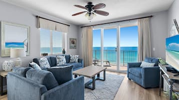 Smart-TV, DVD-spiller, bøker og stereoanlegg