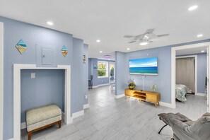 4 bedrooms, iron/ironing board, free WiFi, bed sheets - HOT TUB@Steps to Sand@2-Unit Coastal Getaway (Fort Myers Beach)