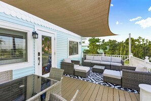 Outdoor dining - HOT TUB@Steps to Sand@2-Unit Coastal Getaway (Fort Myers Beach)