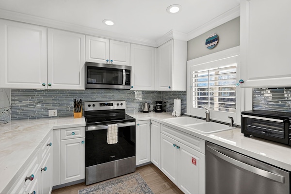 Een magnetron, een oven, een kookplaat, een vaatwasser