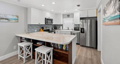 HOT TUB@Steps to Sand@2-Unit Coastal Getaway