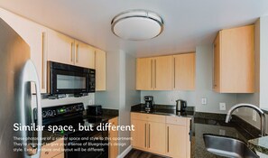 Réfrigérateur, four à micro-ondes, un four, surface de cuisson