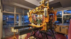 المنشأة من الداخل