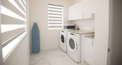 8 pax* NEW House *GYM* Garage parking*Airport*Dog friendly